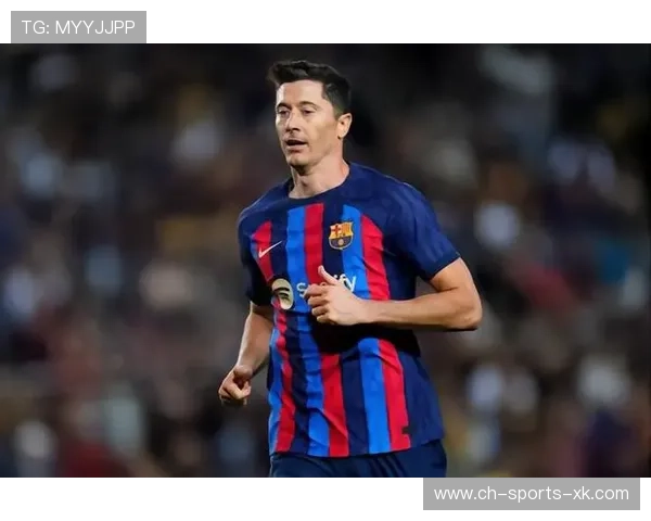 巴萨前锋莱万表现稳健，助球队稳住榜首位置